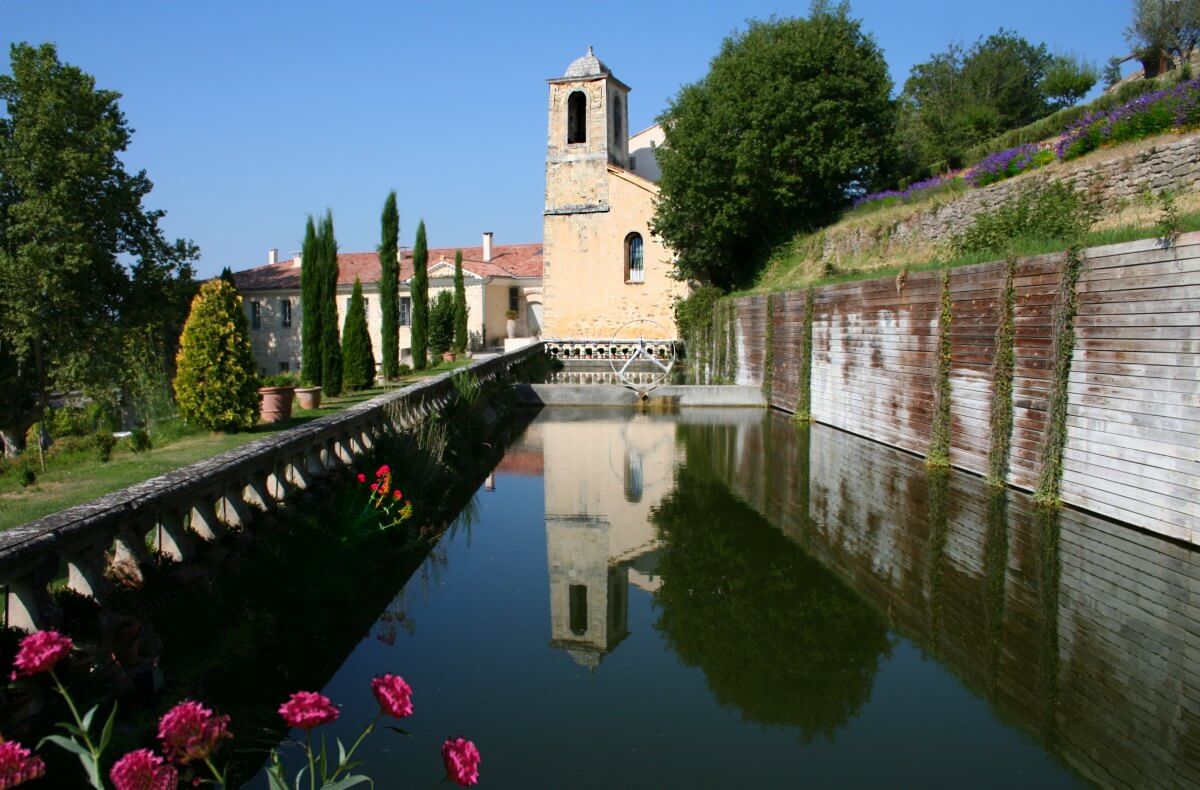 Luberon, Forcalquier, Mane, Couvent des Minimes, bassin réservoir sous les restanques fleuries