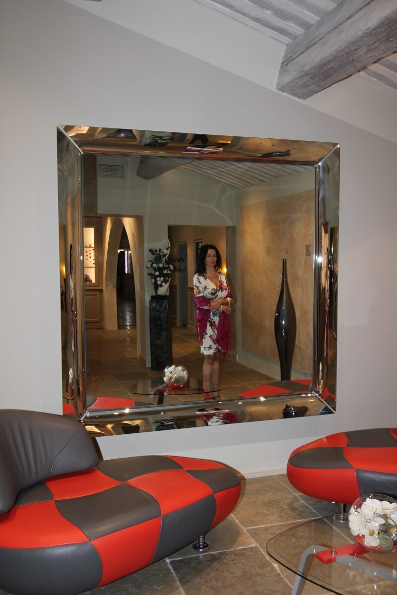 Provence, Avignon, Le Pontet, Auberge de Cassagne, hall d'entrée, Amélie, robe cache-cœur, reflet, miroir.