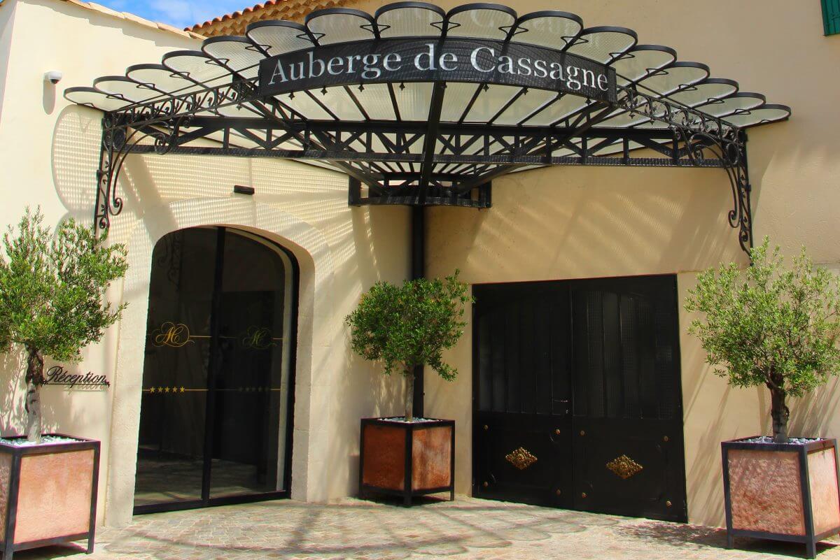 Provence, Avignon, Le Pontet, Auberge de Cassagne, auvent vitré, parvis