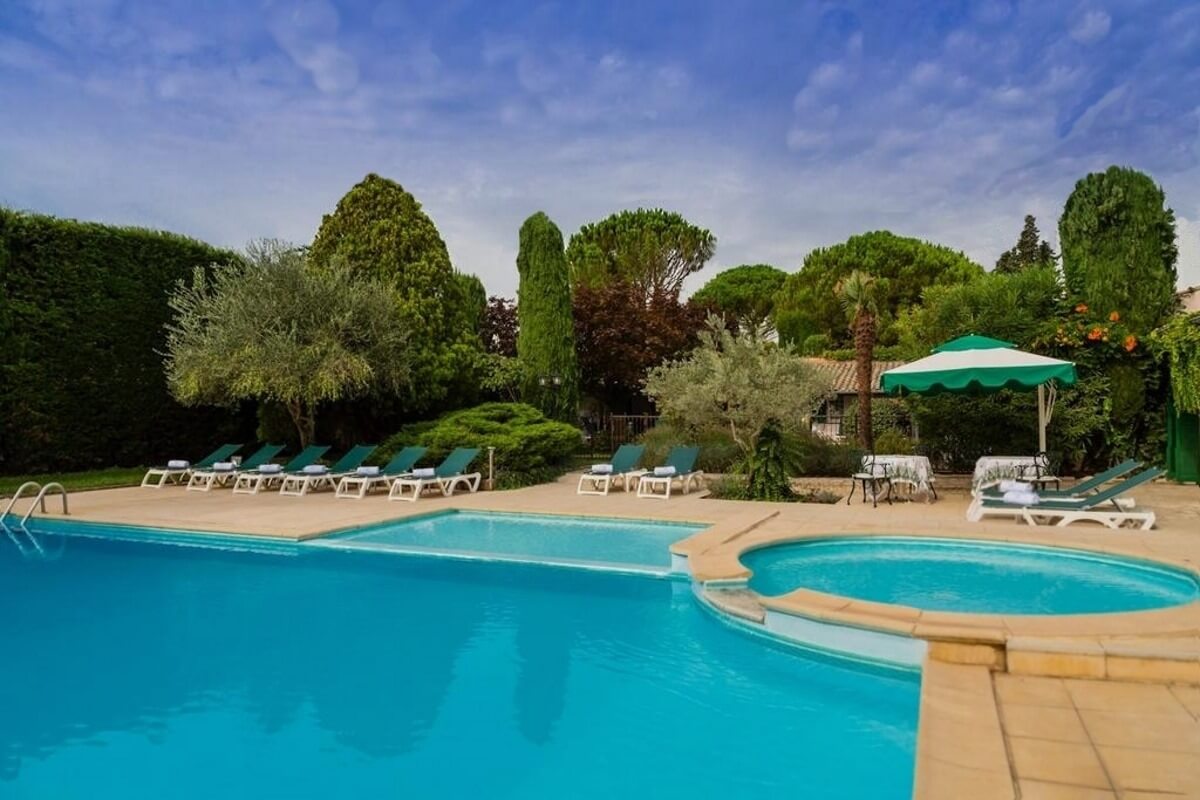 Provence, Avignon, Le Pontet, Auberge de Cassagne, - piscine extérieure,