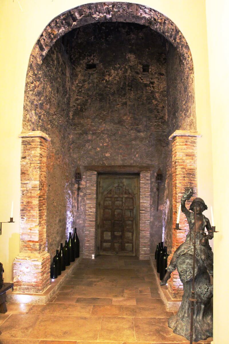 France, Provence, Haut Var, Dracénie, Château de Berne, porte ancienne.