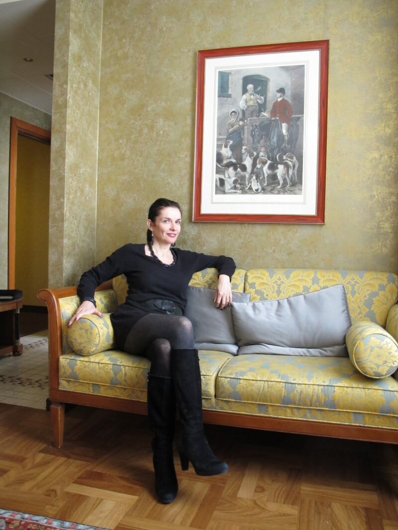 Italie, PIémont, Cuneo, Hôtel Palazzo Lovera, Amélie. Jambes, bottes,sexy chic,french woman.