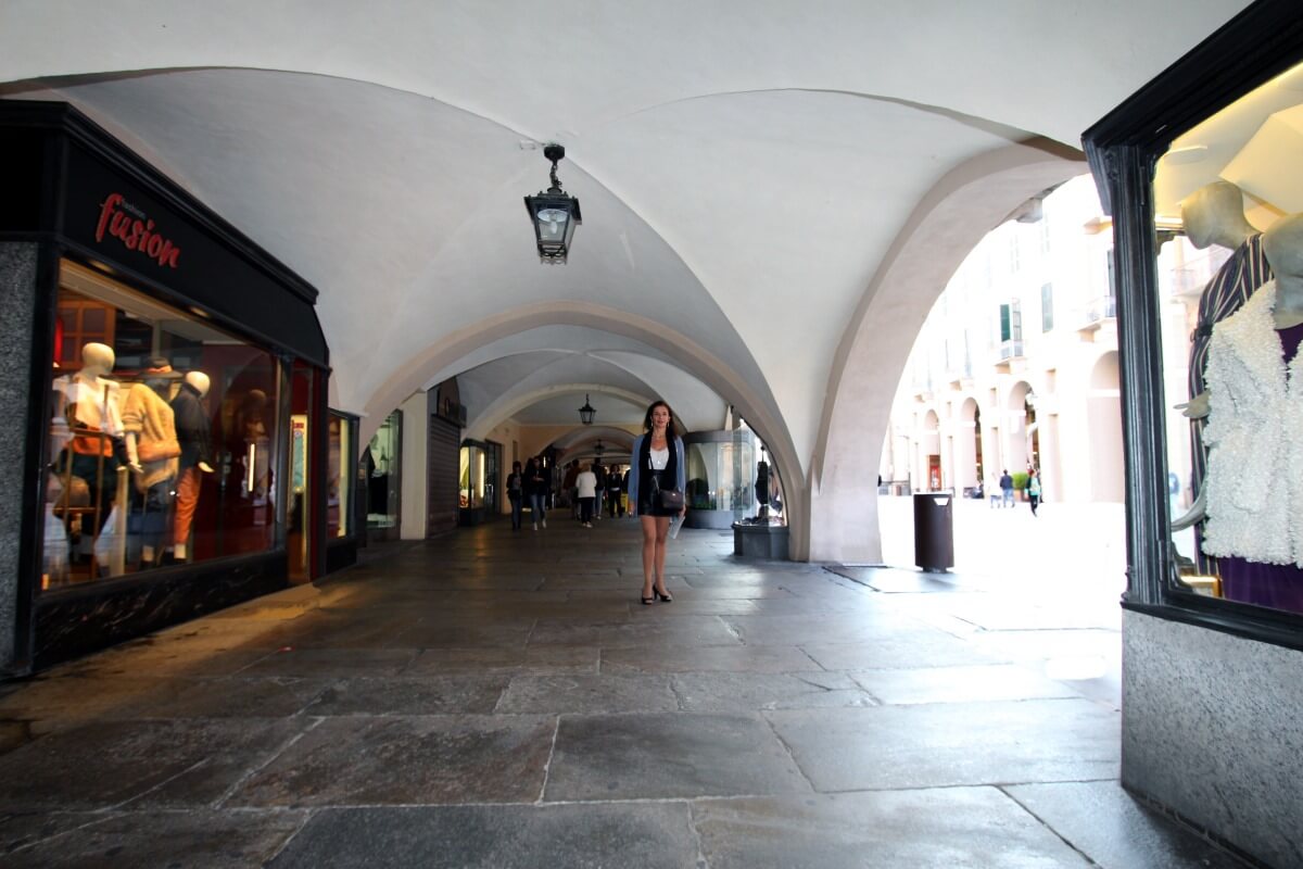 Italie,Piémont, Cuneo,Via Roma, galleires, arcades,Amélie.