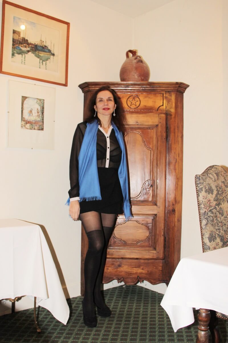 France, Provence, Haut Var, Dracénie, Tourtour, Amélie,chemisier transparent, longues jambes, mini-jupe.
