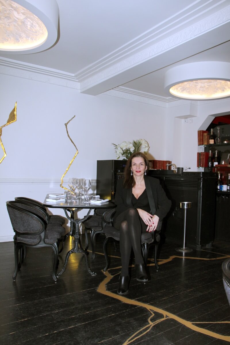 Paris, Saint-Germain des Près,Boutary, restaurant bar à caviar, Amélie, décolleté, robe courte, jolies jambes, croisées. femme française, sexy lady.