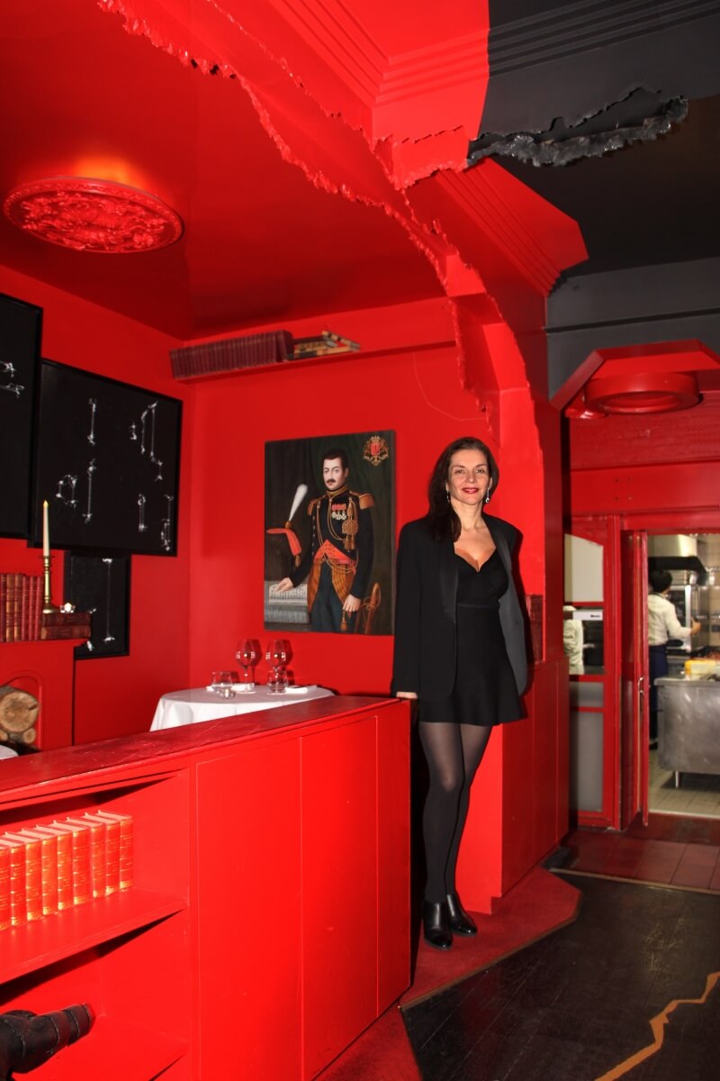 Paris, Saint-Germain des Près,Boutary, restaurant bar à caviar, Amélie, décolleté, robe courte, jolies jambes, femme française, sexy lady