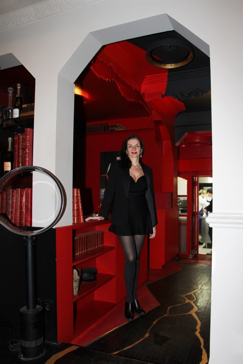 Paris, Saint-Germain des Près,Boutary, restaurant bar à caviar, Amélie, décolleté, robe courte, jolies jambes, femme française, sexy lady