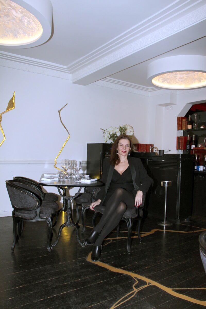 Paris, Saint-Germain des Près,Boutary, restaurant bar à caviar, Amélie, décolleté, robe courte, jolies jambes, croisées. femme française, sexy lady.