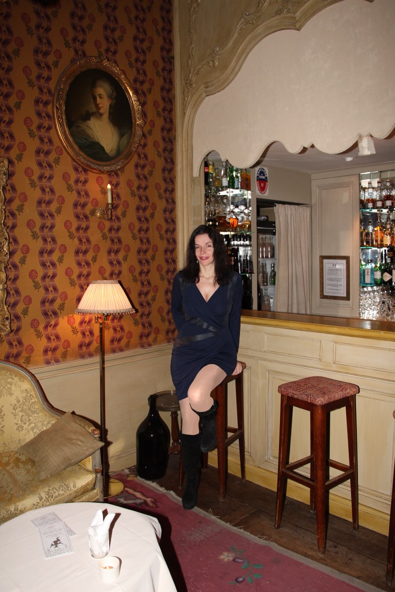 France, Provence, Avignon, La Mirande, Amélie, longues jambes, collants chair. Sexy lady, french woman.