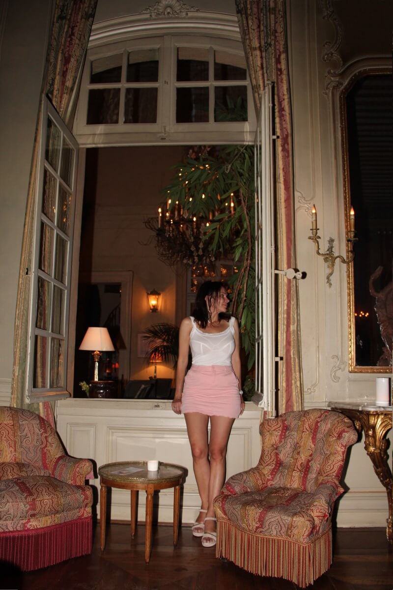 France, Provence, Avignon, Amélie, jupe très courte, longues jambes, soutien-gorge.