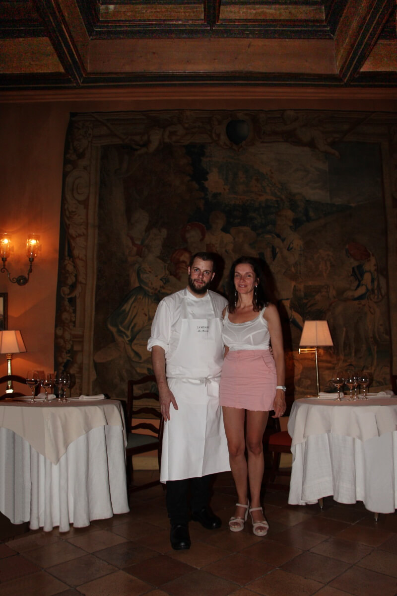 France, Provence, Avignon, Amélie, jupe très courte, longues jambes, soutien-gorge. Florent Pietravalle, chef étoilé Michelin. Jambes d'Amélie.