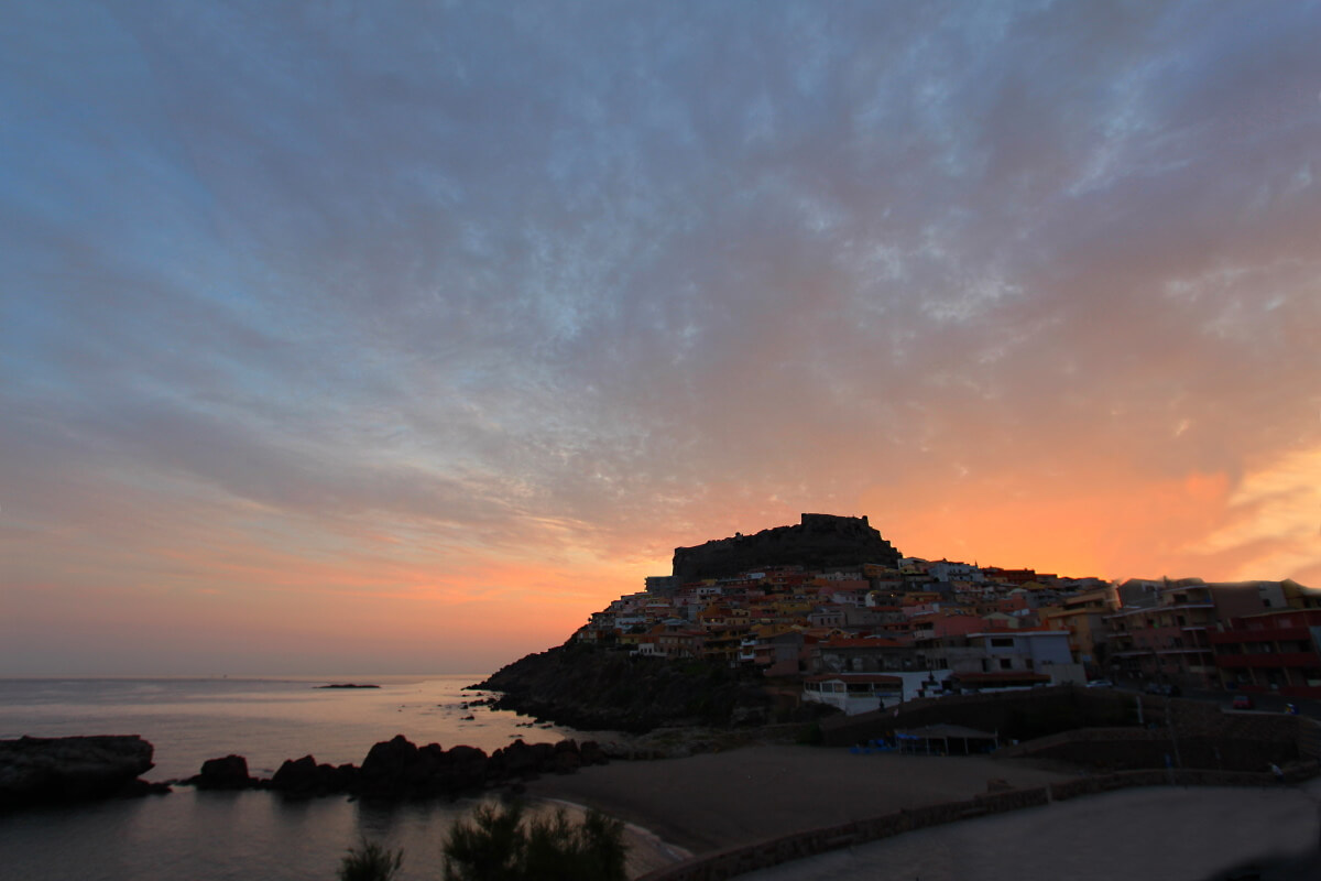 Italie, Sardaigne, Castelsardo, citadelle à l'aurore depuis la Pension Pinna.