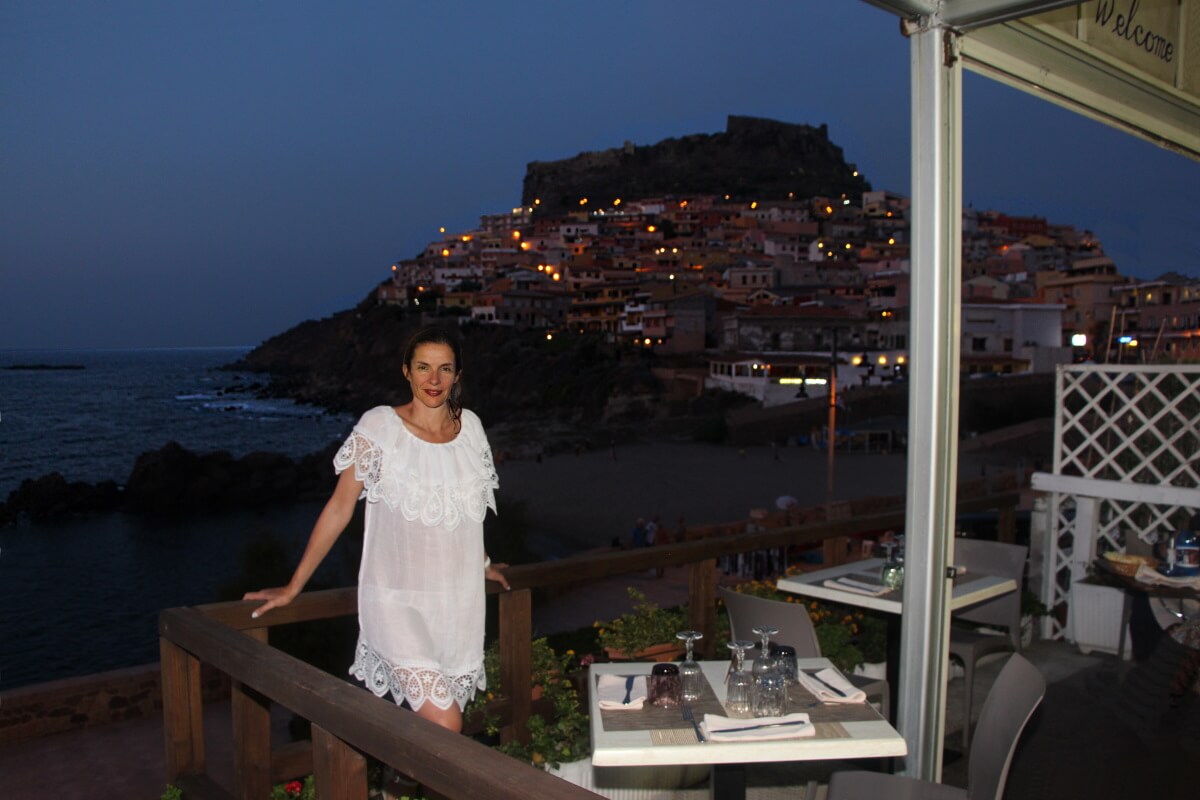 Italie, Sardaigne, Castelsardo, Pinna, robe transparente. Sexy.