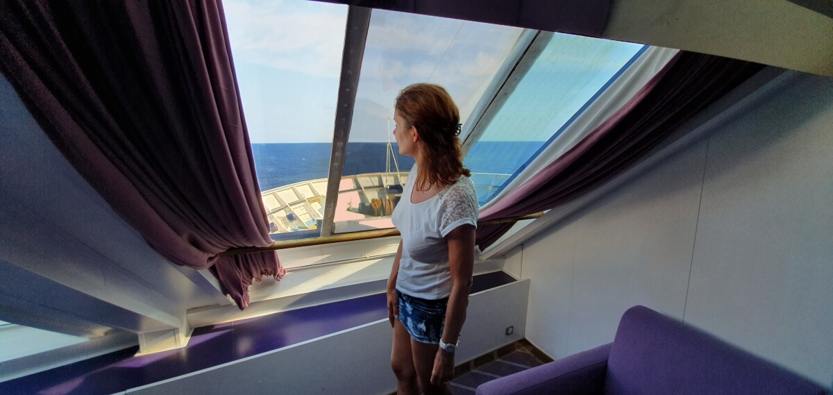 Corsica-Sardinia Ferries, Mega Express One, Sardaigne, suite luxe, Améle, jambes, jupe ultra courte.