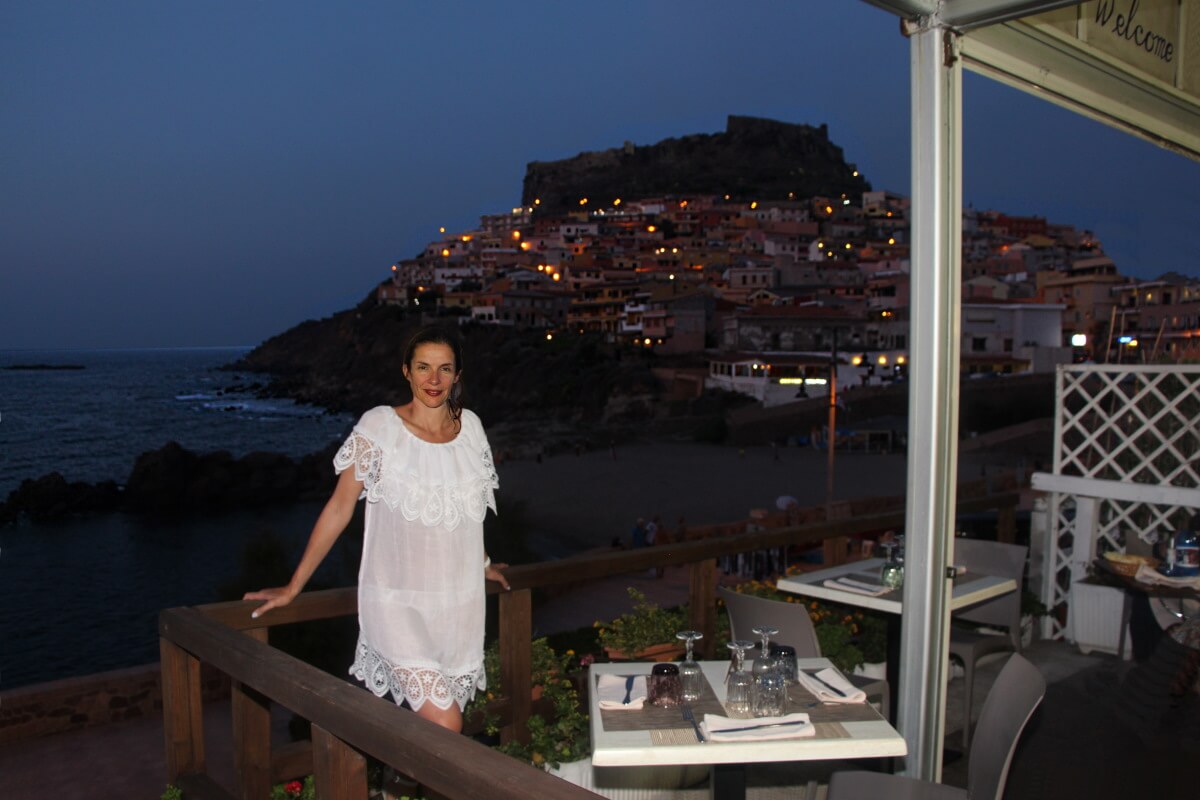 Italie, Sardaigne, Castelsardo, Pinna, robe transparente. Sexy.