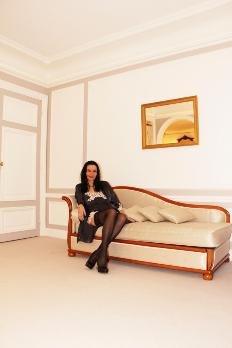 France, Paris, palace hôtel Le Régina, Art Nouveau. Amélie, en nuisette, bas noirs, talons hauts, méridienne.