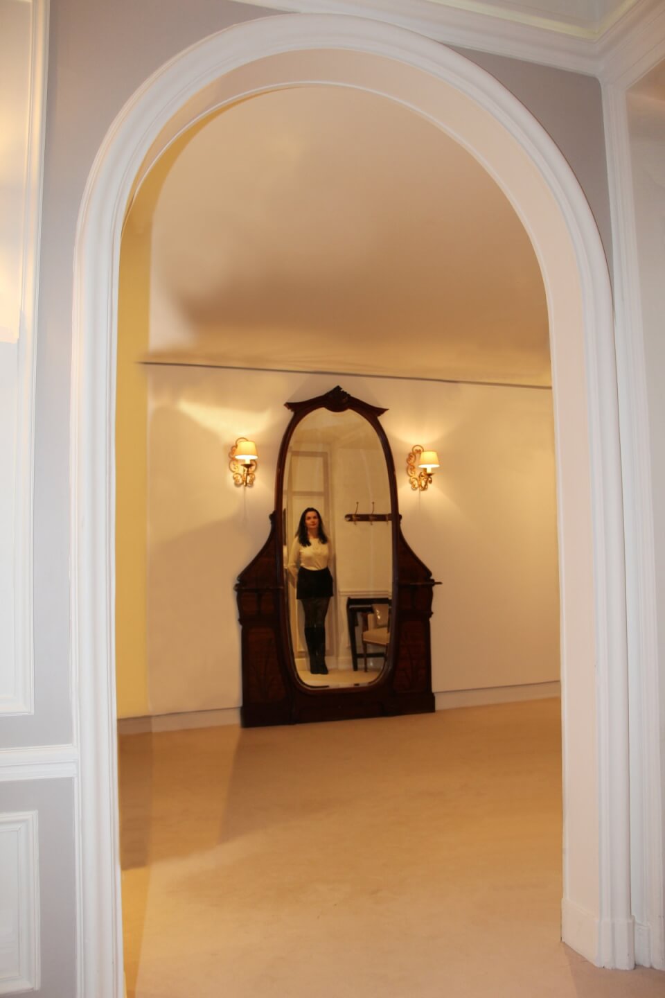 France, Paris, palace hôtel Le Régina, Art Nouveau. Amélie, miroir. Sexy woman.