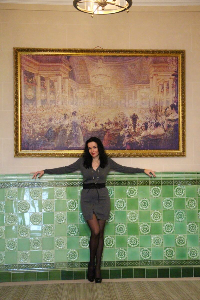 France, Paris, palace hôtel Le Régina, Art Nouveau. Amélie, jambes, collants noirs., sexy woman, french lady.