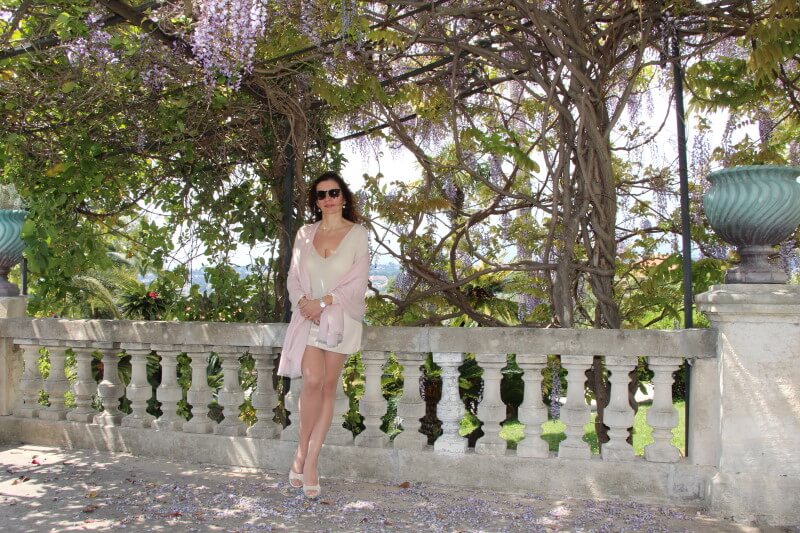 France, Côte d'Azur, Nice, Cimiez, Amélie, décolleté, robe jersey ivoire courte. Short dress. Beautiful long legs.