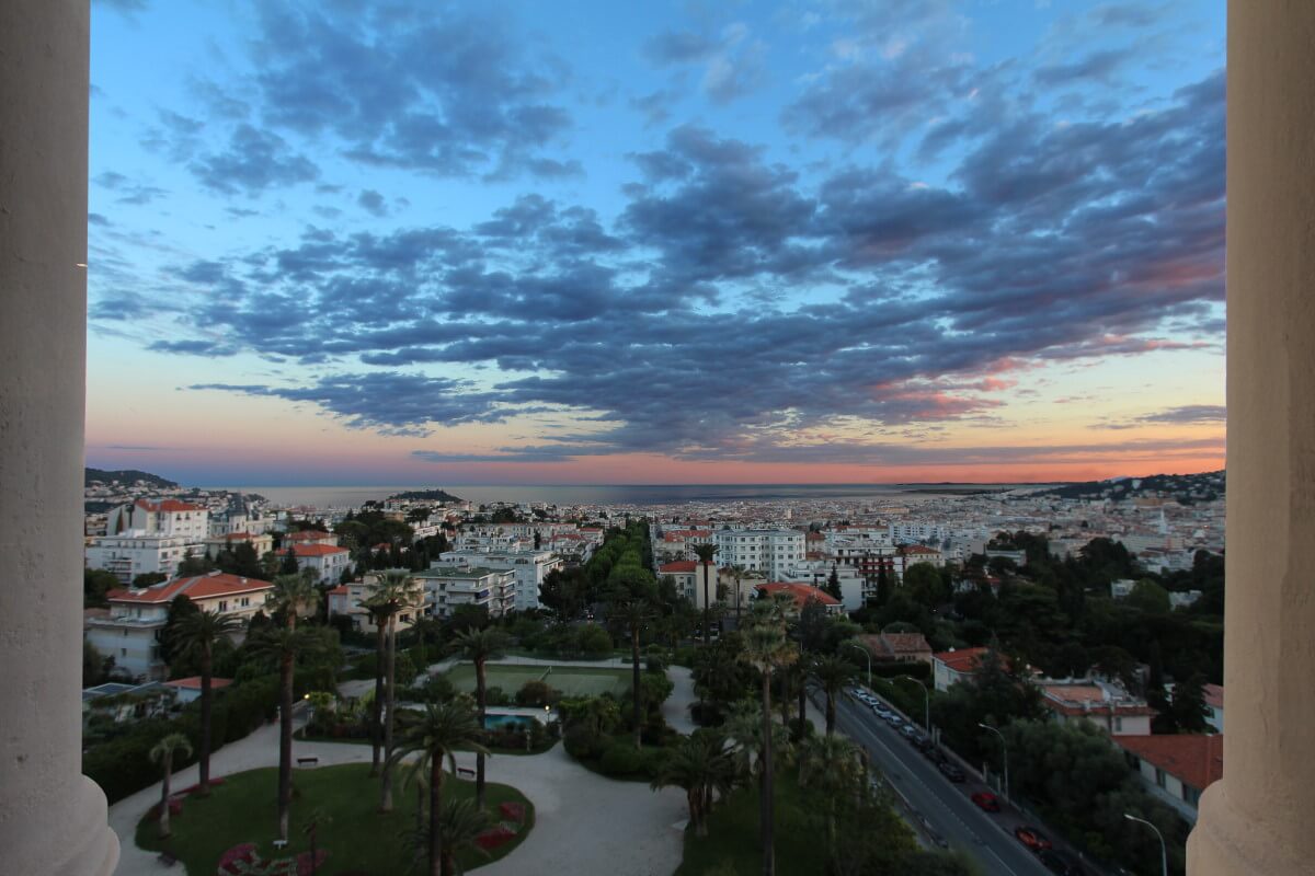 France, Nice, Baie des Anges. Soleil couchant.