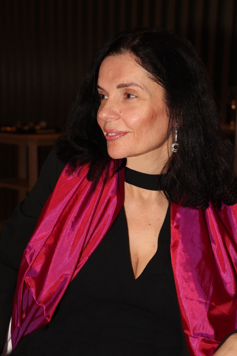 France, Provence, Var, Côte d'Azur, French Riviera, Christophe Bacquié, Amélie, robe noire décolletée, écharpe pourpre.